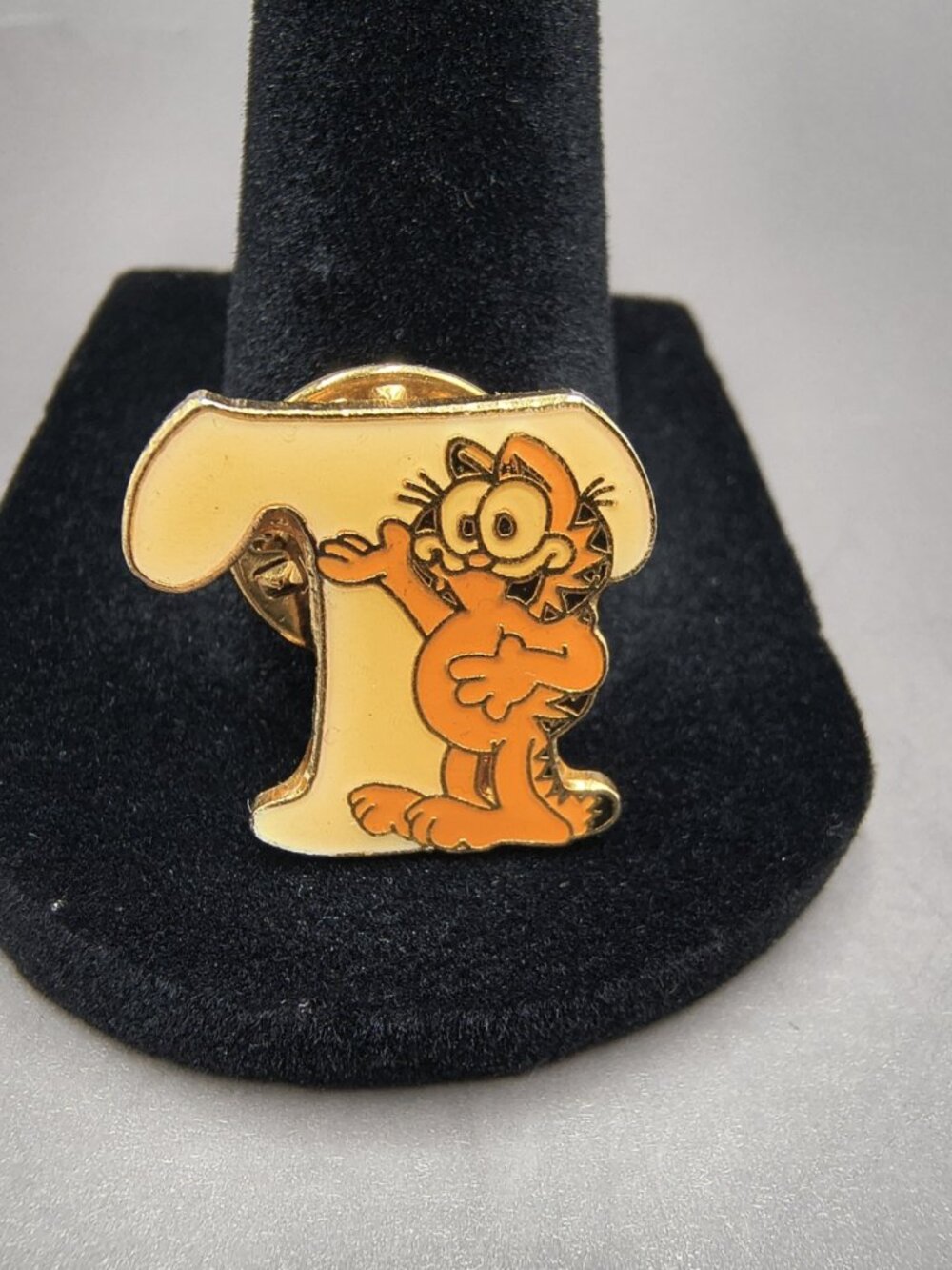 Vintage Rare Peter David 1985 Garfield Enamel Metal Pinback Lapel Pin - Letter T